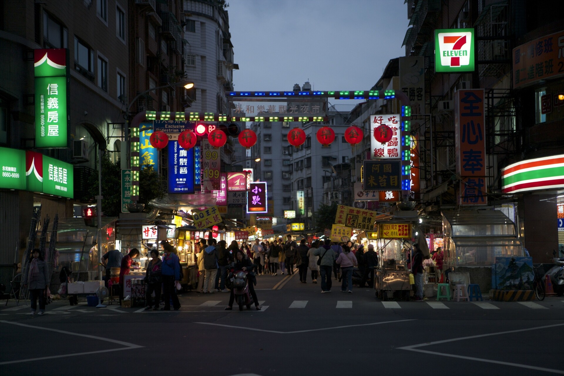 夜幕低垂、街燈亮起，樂華夜市更將永和點綴成了一座不夜城，是一處頗具地方特色的著名夜市，是一個舒適的休閒、購物好去處。(圖／資料照片)