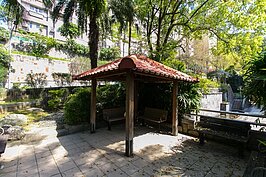 每當夏日炎熱之時，社區內涼亭成為婆婆媽媽閒話家常的聚會所。