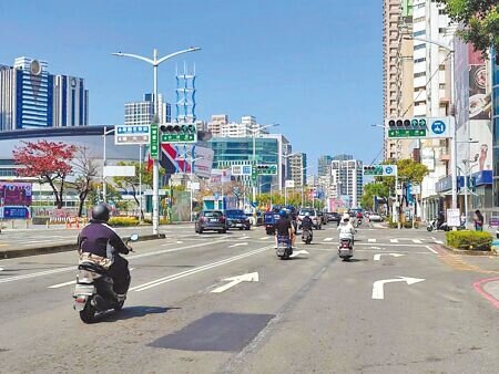 
高雄市博愛路緊鄰巨蛋商圈路段，多處主要路口採左轉專用道設計，讓駕駛人抱怨易塞車，高雄市交通局將於今年4月起陸續實施改造。（任義宇攝）
