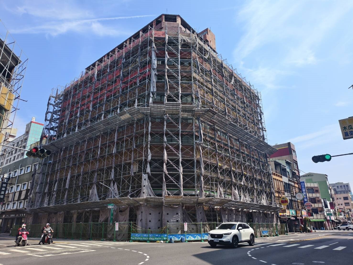 台南市中西區來亞大樓位於府前路與大智路口，是商業密集及交通繁忙區，因列入危樓，對周邊居民和店家造成長期惶惶不安。記者吳淑玲／攝影 