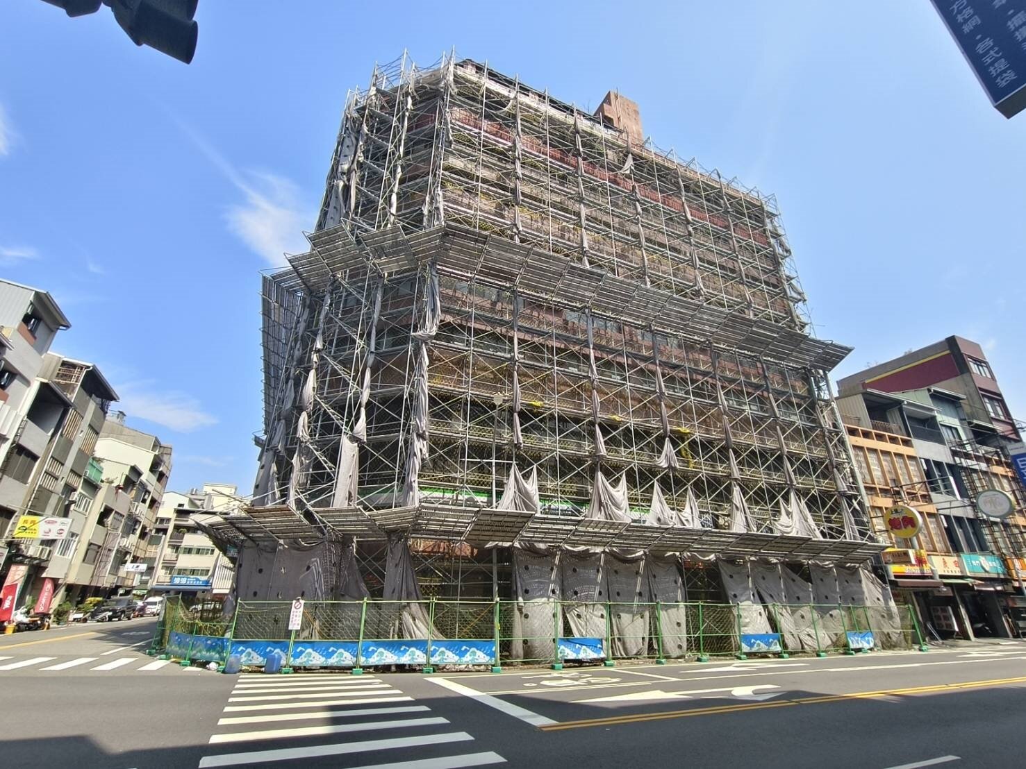 台南市中西區來亞大樓位於府前路與大智路口，是商業密集及交通繁忙區，因列入危樓，對周邊居民和店家造成長期惶惶不安。記者吳淑玲／攝影 