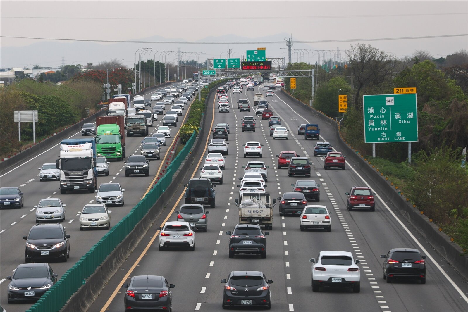 高速公路局預估今天國道交通量為107百萬車公里,為平日年平均(93百萬車公里)1.2倍,其中南向交通量可達55百萬車公里,為平日年平均的1.2倍。圖為昨天國道車流情形。記者黃仲裕/攝影