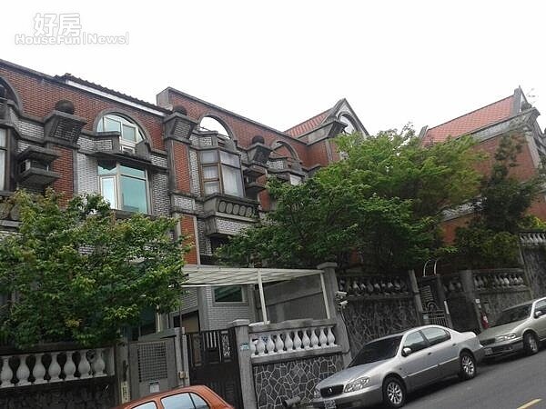 3位在康寧路巷弄馬路上的「湖山村」,紅色磁磚古色古香。