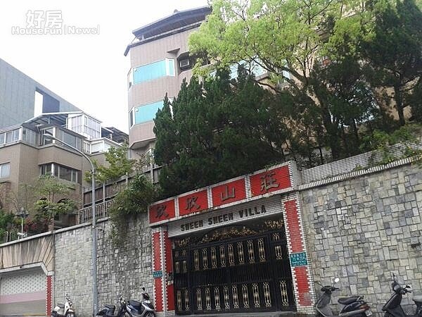 4緊鄰「湖山村」旁的「欣欣山莊」,也是康寧路上知名社區。