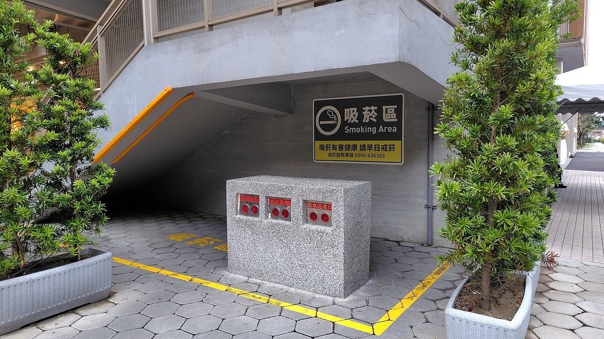 台北市懷愛館在1樓中庭靠景行樓外梯設有室外吸菸區。圖／台北市殯葬處提供