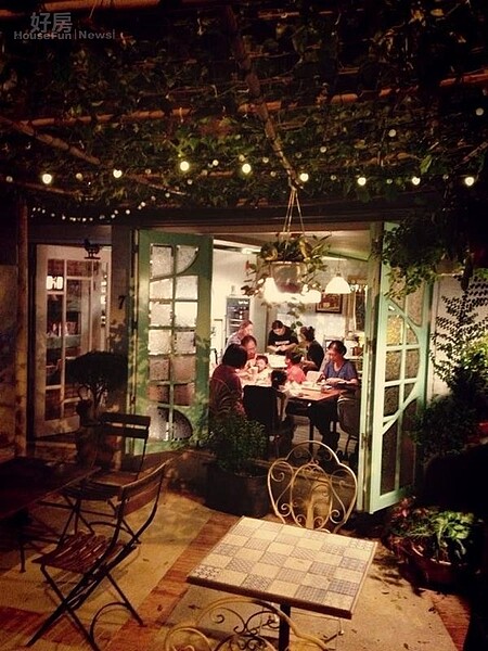 
5.瓜棚有霓虹燈的陪襯，讓戶外用餐區到了晚上，散發浪漫氣氛。