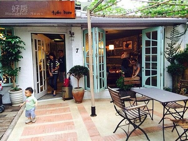 3.院子有10幾坪,還特地打造了瓜棚,室內用餐區的窗戶打開,室內室外連接在一起,空間感很寬敞。