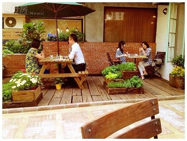 4.戶外用餐區旁邊的盆栽,種植了許多的香草、香料,有時也會成為料理的佐料!