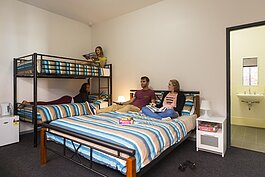 花約1千元台幣就可以到這所青年旅舍體驗一晚「牢獄」生活。