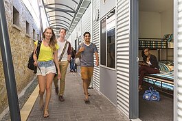 過去刑犯拖著鎖鍊行走的廊道，如今已暢行無阻。