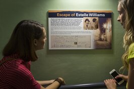 廊道的牆上陳列了於1931年逃獄犯人Estelle Williams的報導。