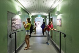 展示廊道陳列監獄各項歷史資料，讓入住旅客回味這幢古蹟建築的歷史背景。