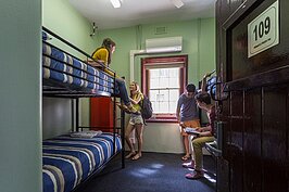 過去狹小幽暗的牢房，現已換上清新明亮的色彩及舒適的床鋪。