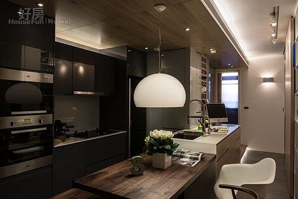 3.將開放式廚房與餐桌結合,節省不少空間。