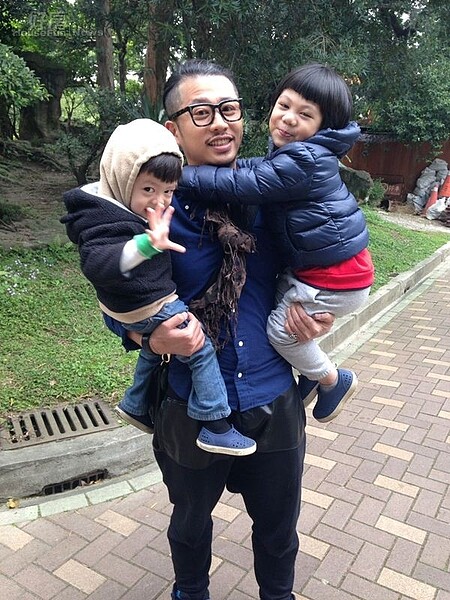 10.兩個兒子都是SAM的寶貝,直到現在還跟他與老婆一起睡。