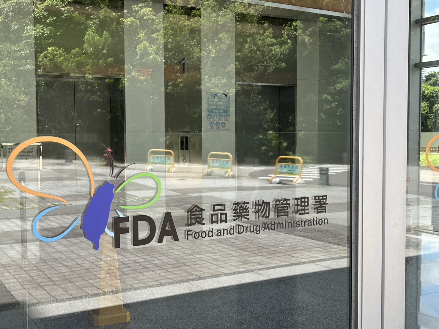 衛福部食藥署公告修正「 食品衛生安全管理系統驗證作業程序」,針對涉及重大食品安全事件業者,如轄區衛生局或檢調單位新聞稿、調查紀錄表等,說明業者違反食安法第15條,且情節重大,可直接廢止其驗證資格。本報資料照片。