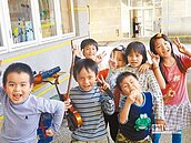 音樂書屋竣工　山上小孩雀躍