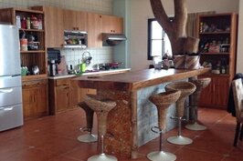 餐廳廚房則是選用紅磚，也有一個造型原木。