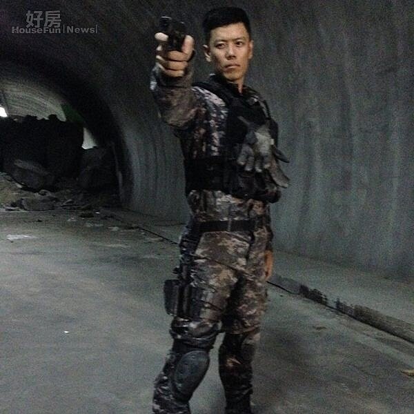 1.本身是健身與滑雪教練,好身手讓MAX曾在電影《痞子英雄2》中擔任替身,並飾演雪山隧道中衝鋒陷陣的特勤小組隊長,十分帥氣!