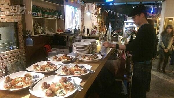 4.做好的餐點直接放在開放式廚房的吧台上,一群好友可以隨意享用!