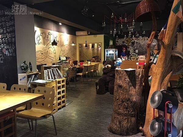 5.35坪大的餐廳,扣除開放式廚房,還有很大的活動空間。