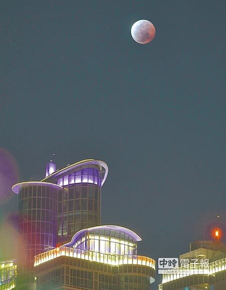 昨日晚間月全食奇景,月球隱沒在地球影子區內形成紅月亮。圖為高雄攝得的月全食景像。(謝明祚攝)