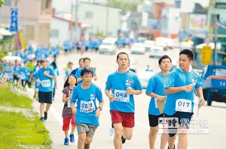 
「我愛隆昌」路跑活動超過200人參加，許多民眾帶著小孩一起參加。（黃力勉攝）
 