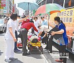 老夫婦車禍　醫護、路人撐傘相救