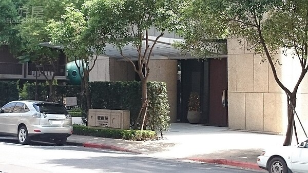 飛碟屋的對面,就是一坪超過200的豪宅「敦南苑」。(好房網News記者簡蕭羽濤/攝影)