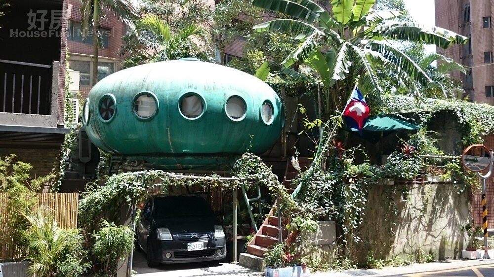 飛碟屋旁有個小樓梯,可以讓人走上去。(好房網News記者簡蕭羽濤/攝影)