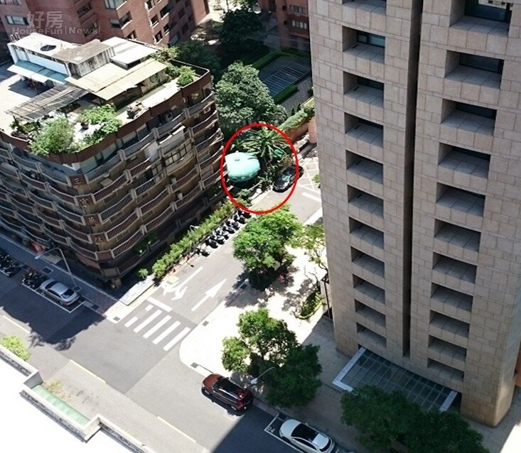 隱藏在高樓大廈中的飛碟屋,一旁還是知名豪宅,給人感覺十分突兀。(好房網News記者簡蕭羽濤/攝影)