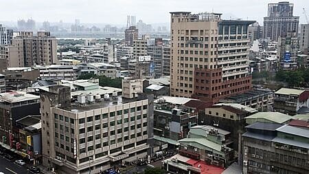 
「金龍海嘯」重創房市，據財政部統計，去年不動產業總營業額約2.1兆元、年減14.5％，等於一年短少超過3,500億元。圖∕本報資料照片
