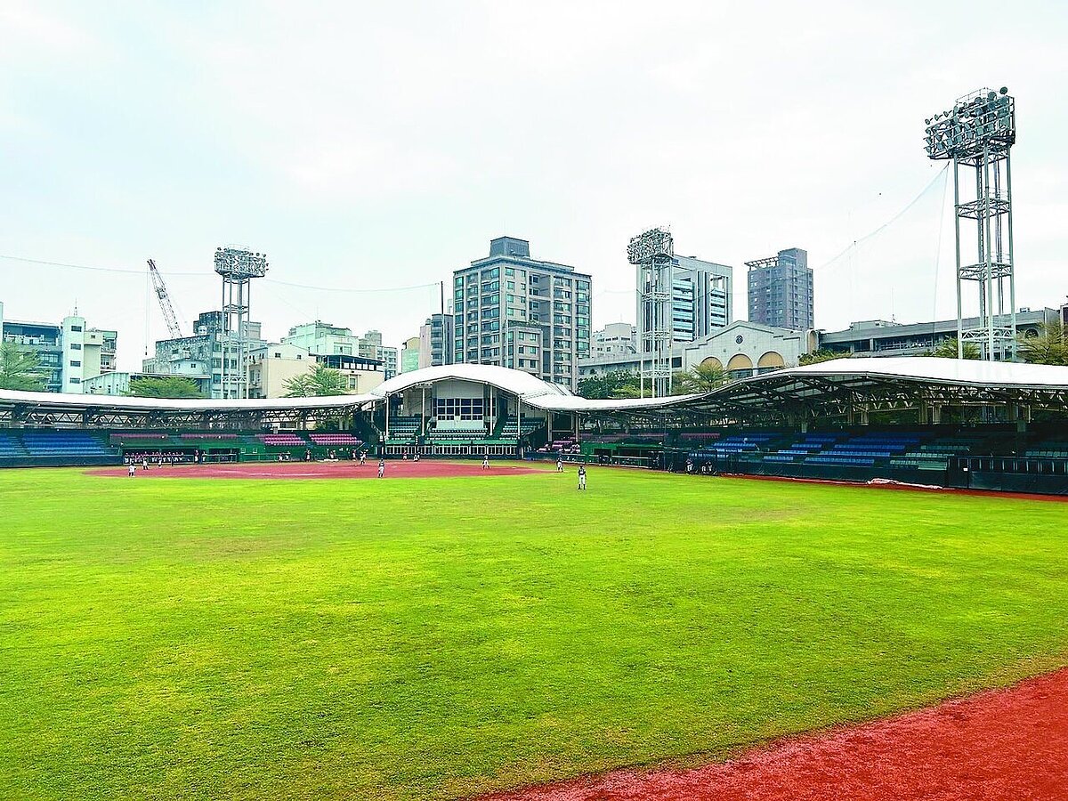 高雄棒球小將在立德棒球場冒雨練球，不少球迷期待高雄跟台北一樣蓋大巨蛋，可在室內觀賞球賽。記者徐白櫻／攝影
