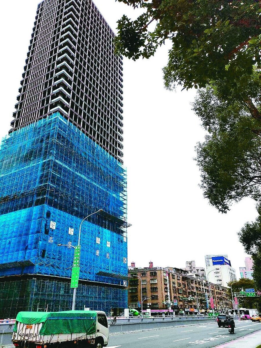 北市信義區興隆整宅A基地至今未都更，與隔壁將都更完工的興隆整宅B基地，形成強烈對比。記者林麗玉／攝影
