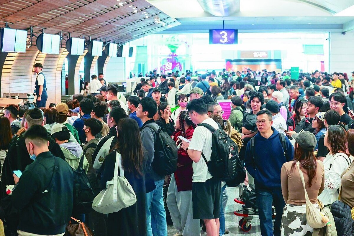 桃園國際機場第一、第二航廈發生報到系統全面當機，各航空公司櫃檯前一度出現旅客大排長龍。記者葉信菉／攝影