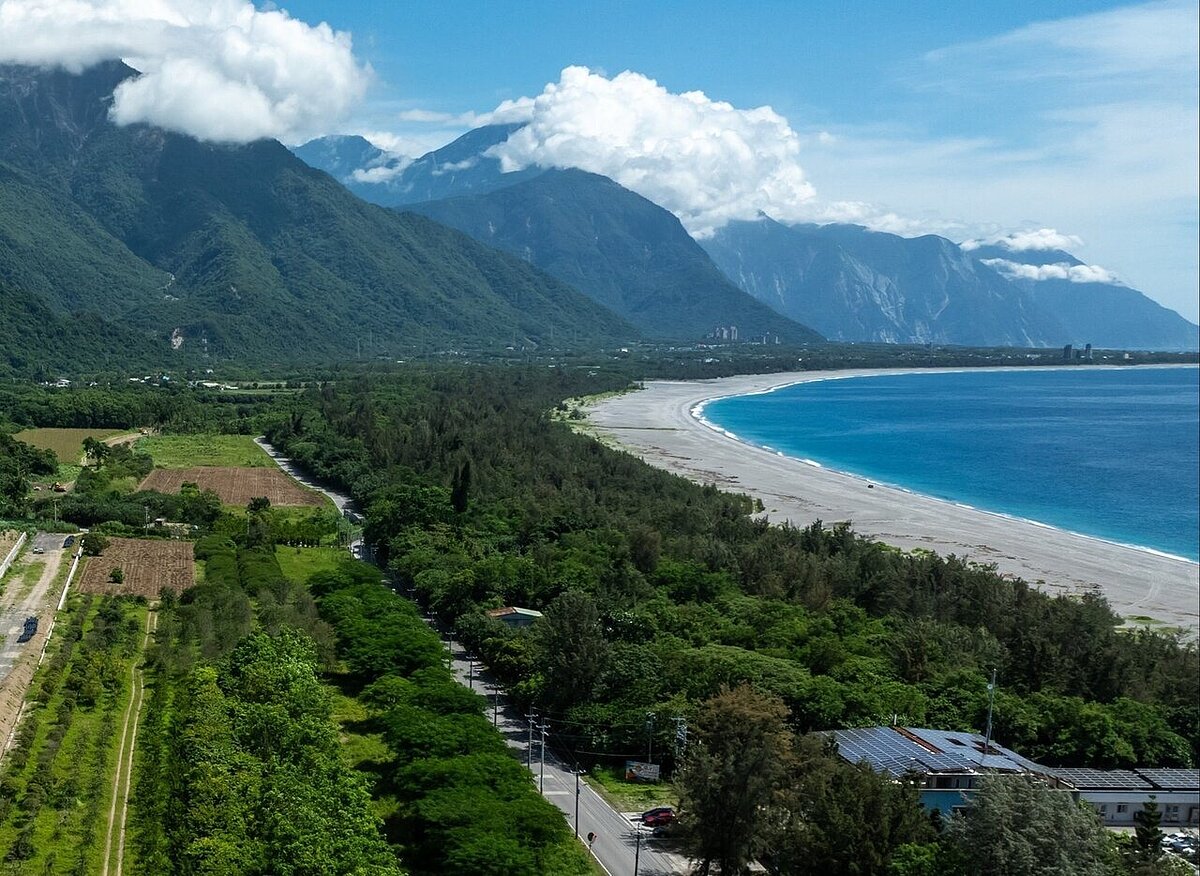在地人與專家皆呼籲，欣賞七星潭最安全的方式是坐在乾燥的礫石灘上遠觀，切勿靠近水邊踏浪，以免發生憾事。聯合報系資料照
