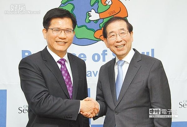 都以「市民的市長」為從政理念的台中市長林佳龍(左)與首爾市長朴元淳(右),7日於首爾再度見面,雙方希望朝締結姊妹市方向努力。(台中市政府提供)