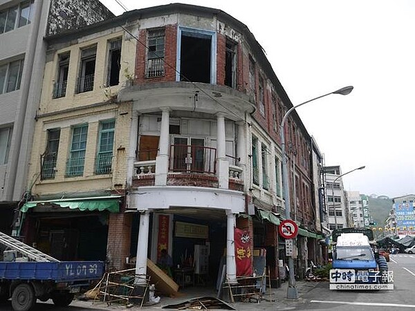 鹽埕區約百年歷史的連棟紅磚老屋,屋主擔心其老舊危害1樓店面客人安全,準備拆除。(劉宥廷攝)