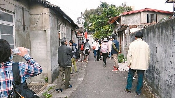 北市文化局長倪重華有意將嘉禾新村作為中繼住宅,將召開工作營邀請公民參與討論。 圖/好勁稻工作室提供