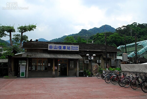 具有百年歷史的台鐵山佳車站將轉型為地景文化公園。（截取自維基百科）