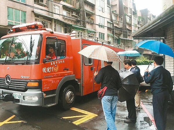 基隆市暖暖街281巷雙邊紅線是否可調整為單邊紅線,相關單位昨天會勘,考量消防車輛救災通行需要,消防隊出動消防車實際走一趟測試。 圖/市議員林明智提供