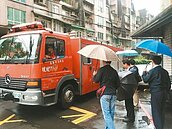 基隆窄巷擬重畫紅線　消防車試路寬