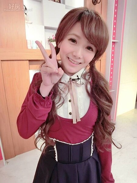 1.目前在演藝圈表現十分活躍的正妹解婕翎,雖然年紀輕輕卻在去年底購入生平第一間房屋。