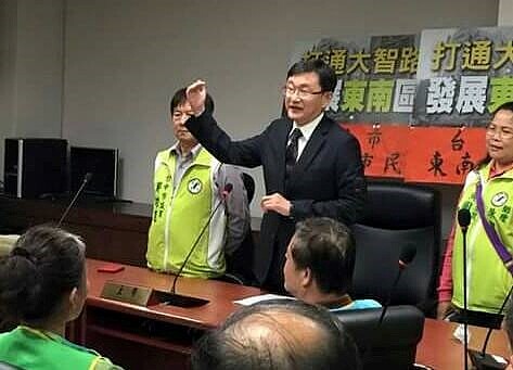 立委黃國書率隊到場爭取,表達地方意見,期待打通中市東區大智路。(截取自黃國書Facebook)