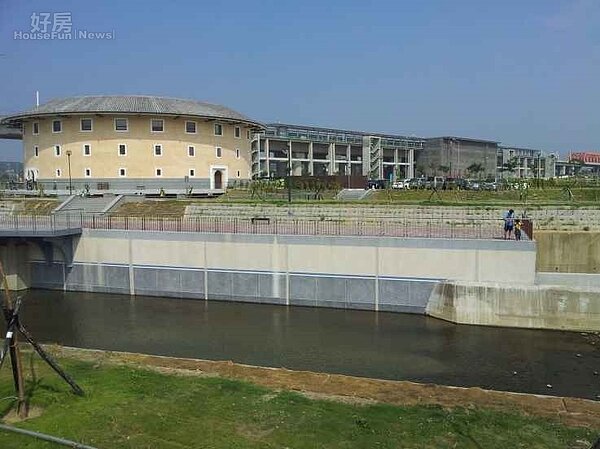 醒目的土黃色客家圓樓，成為苗栗高鐵車站的獨門特色。（截取自高鐵局網站）