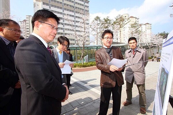 台中市長林佳龍至韓國首爾考察公共住宅。(截取自林佳龍Facebook粉絲頁)