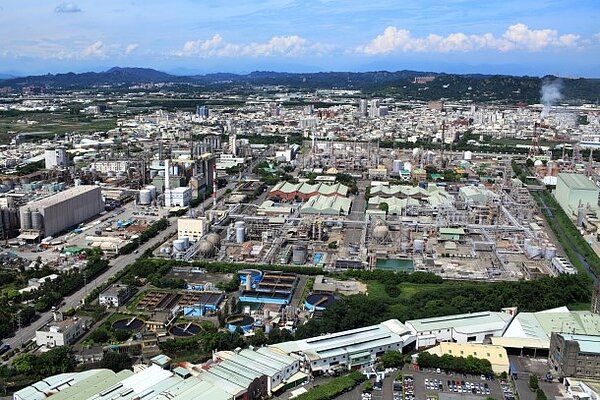 高雄面臨限水警報,對大社工業區等石化、鋼鐵業區影響甚鉅。(截取自高雄市都發局網站)