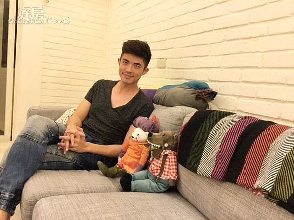 1.型男演員梁正群坐擁近40坪的型男窩,因為後方這面磚頭砌成的白色牆壁,而喜歡上這裡,重視空間感跟一致性的他,家具以白色系為主,擺設簡單典雅。