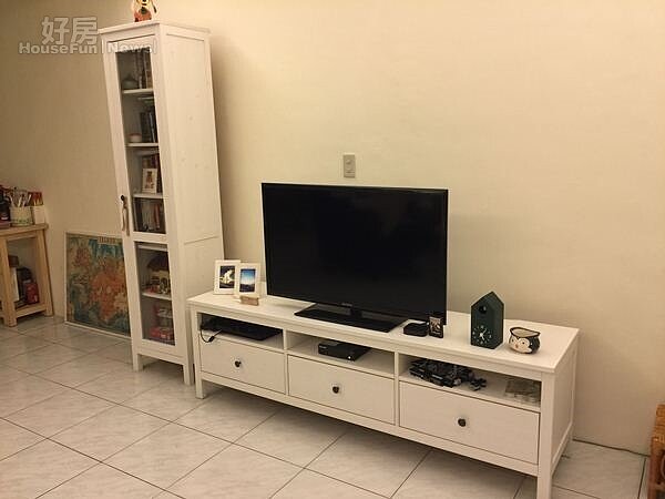 2.客廳的電視櫃跟書櫃都跟梁正群喜愛的磚頭白牆一樣,都是白色的。