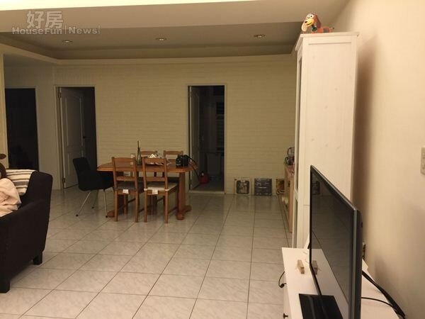 3.一進門就可以看到客廳跟飯桌,梁正群的型男窩空間很大。